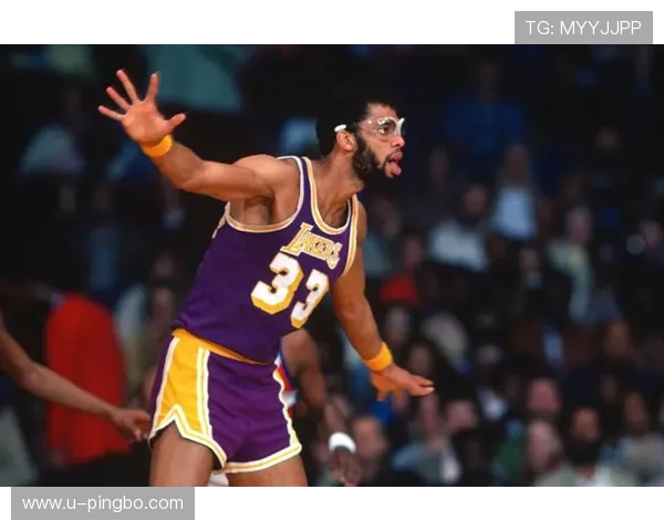 拉塞尔的防守篮板率显著高于张伯伦，改变内线防守格局