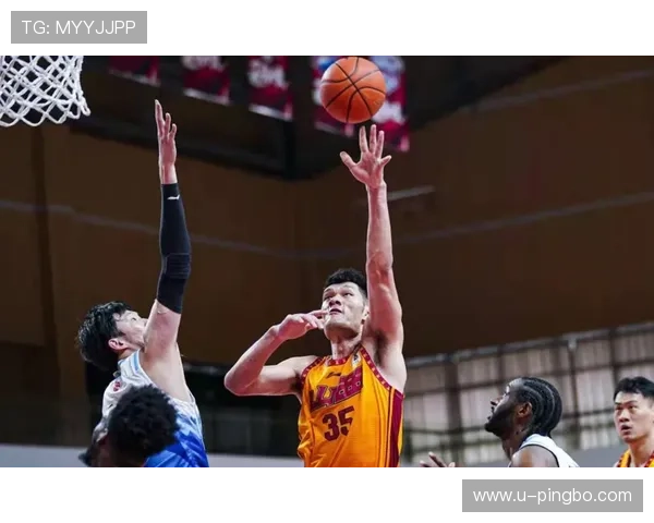 毕比无球跑动牵制防守，改变对手外线轮转节奏